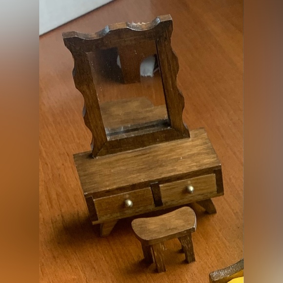 Vintage Dollhouse Bedroom 3 pieces, Bed, Vanity, Blanket Chest. - Picture 12 of 13